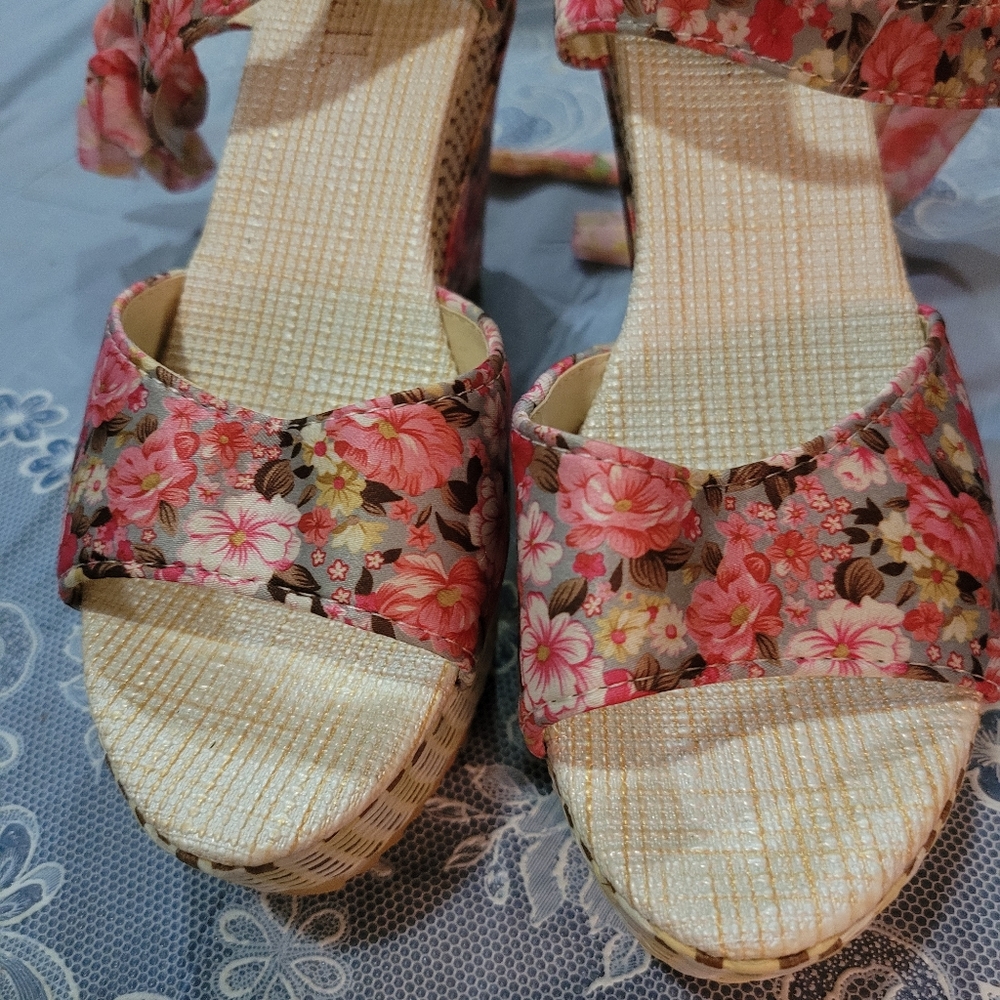 Sandle - Picture 2 of 5